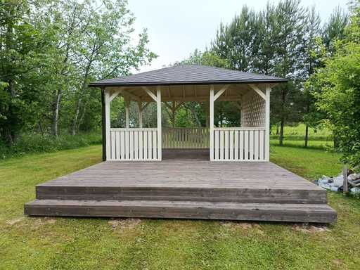 4x4.5 m balta koka lapene — eleganta dārza lapene ar terasi un skaistu dizainu - garden gazebo pergola
