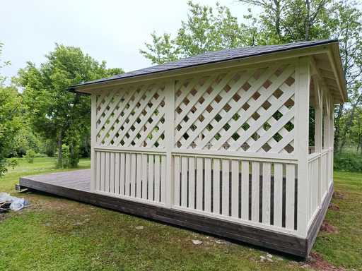 4x4.5 m balta koka lapene — eleganta dārza lapene ar terasi un skaistu dizainu