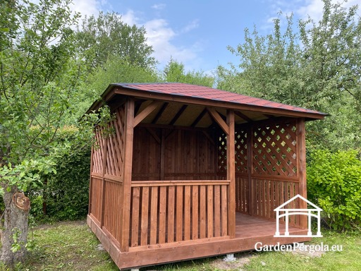 3x3.5 m brūna koka lapene — mājīga dārza lapene ar grīdu, slēgtu gala  sienu un dekoratīviem režveida sānu paneļiem - garden gazebo pergola