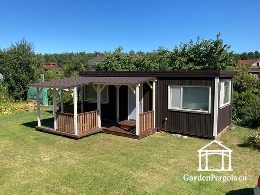 Mājai piebūvēta, ar jumtu pārklāta dabīga koka veranda - garden gazebo pergola