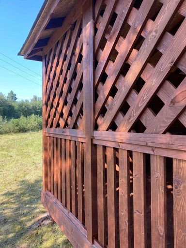 Kā atsvaidzināt koka lapeni pēc pirmā gada dārzā
