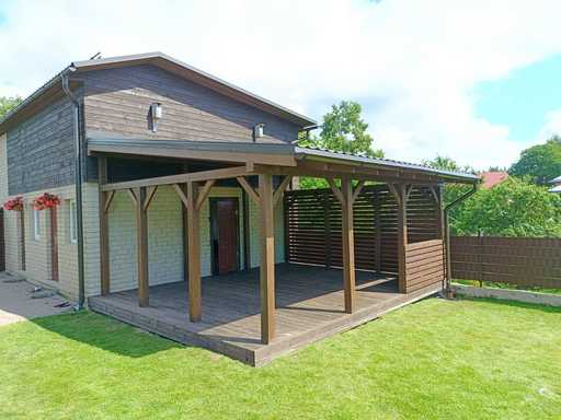 Tumši brūna koka mājai pievienota veranda ar jumtu – 4.8×6 m - garden gazebo pergola